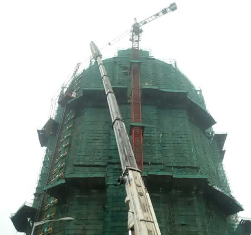 河池吊车在工地上作业